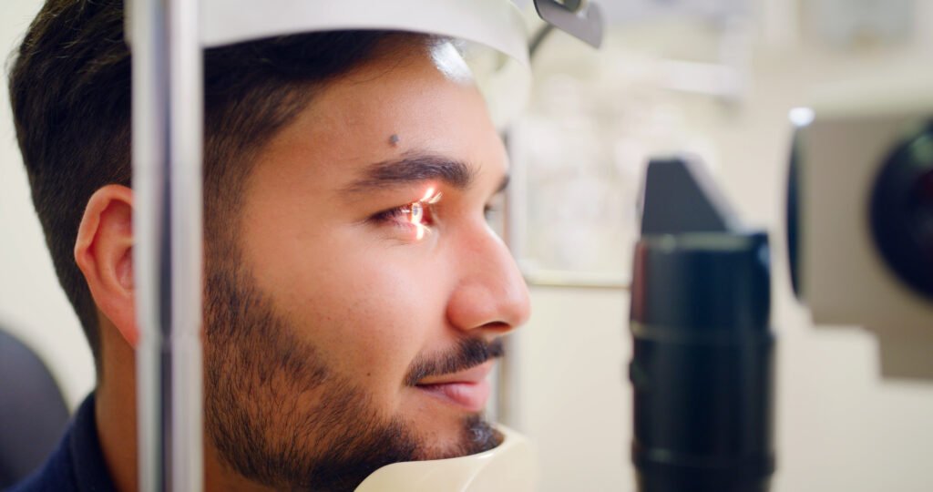 ICL Lens Surgery in Turkey: The Option When You’re Not Suitable for Laser Eye Surgery 2 Specialized refractive surgeon examining corneal topography and ocular anterior chamber depth in an accredited Istanbul eye hospital